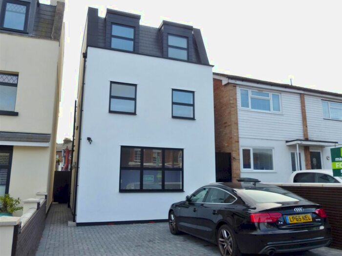 3 Bedroom Detached House To Rent In Victoria Road, New Barnet, EN4