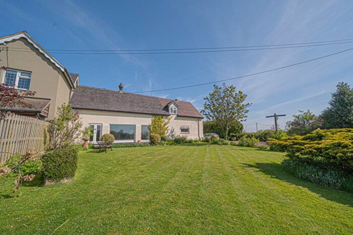 3 Bedroom Semi-Detached House For Sale In Vicarage Road, Hockley Heath, B94