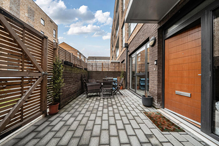 1 Bedroom Apartment For Sale In Shield Street, London, SE15