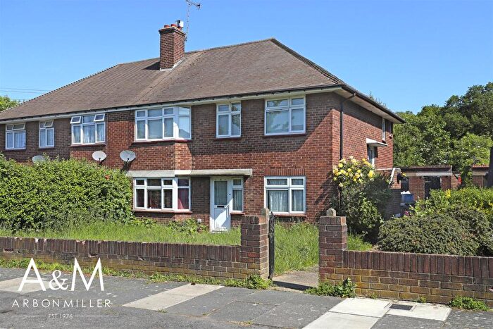 2 Bedroom Maisonette For Sale In Caernarvon Drive, Clayhall, IG5