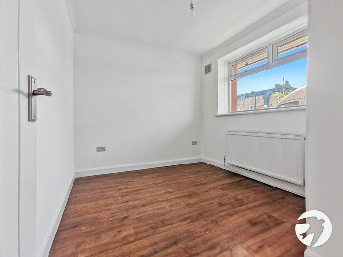 2 Bedroom Flat To Rent In Barnfield Road, London, Woolwich, SE18