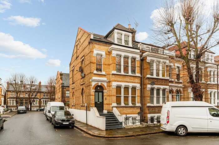 1 Bedroom Flat To Rent In Linden Gardens, Turnham Green, W4