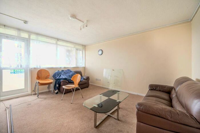 3 Bedroom Flat To Rent In Montague Road, Bushwood, London, E11