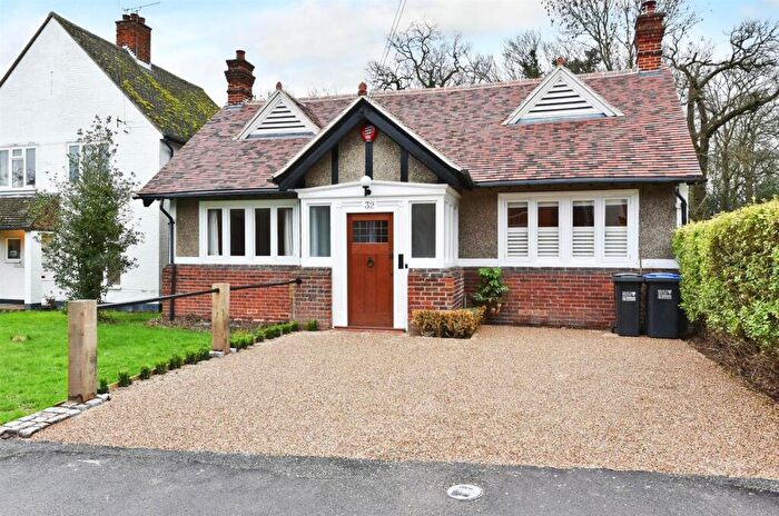 3 Bedroom Detached House For Sale In High Road, Essendon, AL9