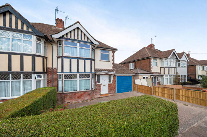 3 Bedroom Semi-Detached House For Sale In Frenchs Avenue, Dunstable, Bedfordshire, LU6