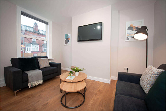 4 Bedroom House To Rent In Beechwood Mount, Leeds, LS4