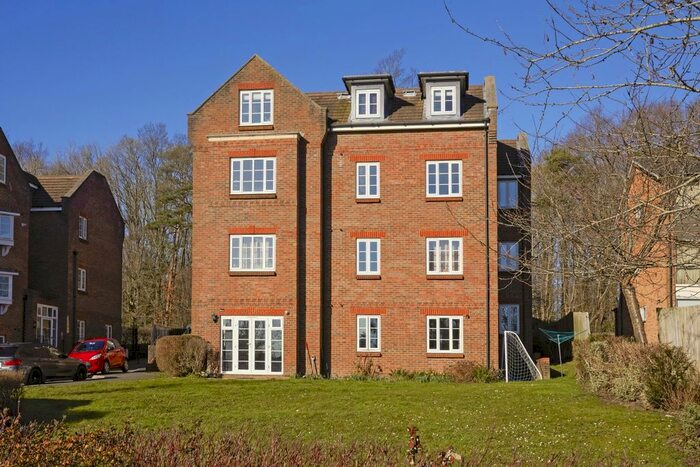 2 Bedroom Flat To Rent In Gatton Park Road, Redhill, RH1