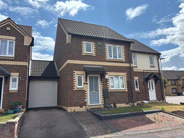 3 Bedroom Semi-Detached House For Sale In Clover Avenue, Bedford, MK41