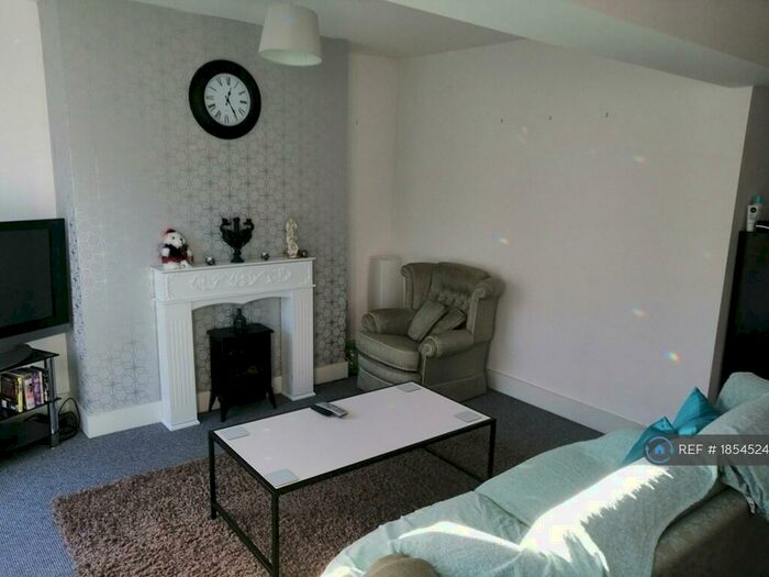 3 Bedroom Flat To Rent In Regent Court, Hinckley, LE10