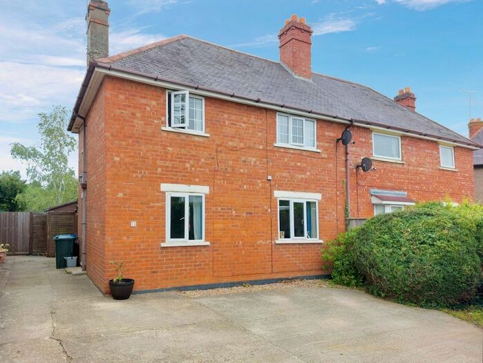 3 Bedroom Semi-Detached House To Rent In Springfield Avenue, Banbury, Oxfordshire, OX16
