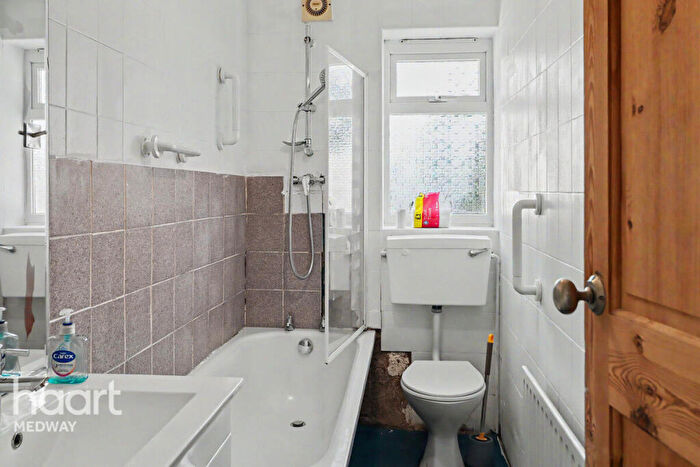 2 Bedroom Terraced House For Sale In Bingham Road, Rochester, ME2