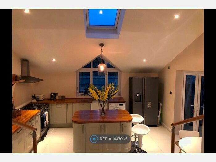 2 Bedroom Semi-Detached House To Rent In Kings Road, Haywards Heath, RH16