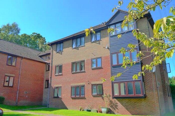2 Bedroom Flat To Rent In Chandlers Ford, SO53