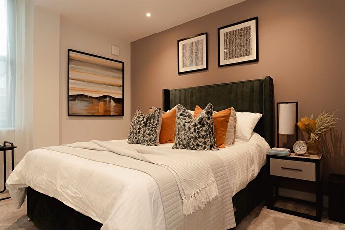 2 Bedroom Flat For Sale In The Vale, Roebuck Close, Reigate, RH2