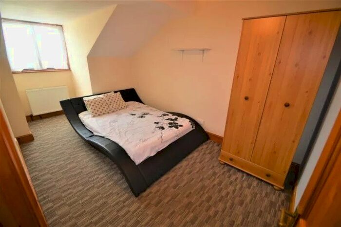 2 Bedroom Terraced House To Rent In Station Road, London E7