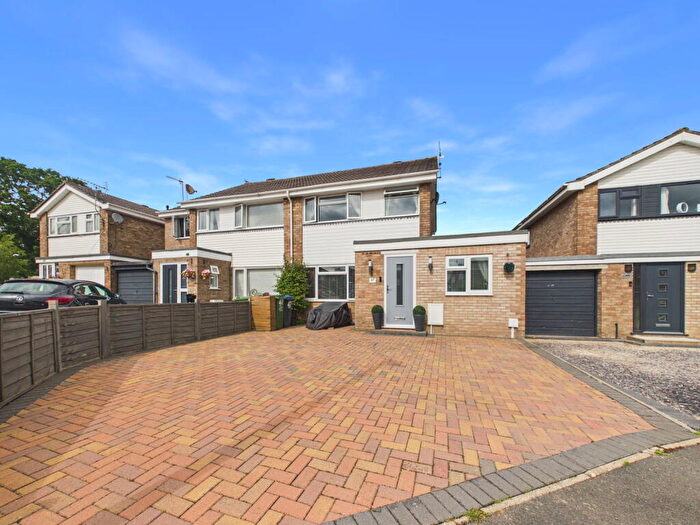 4 Bedroom Semi Detached House For Sale In Wyvern Avenue, Calne, SN11