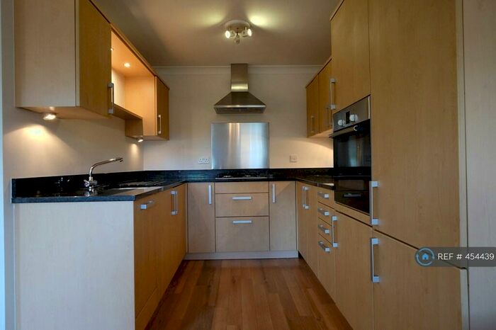 2 Bedroom Flat To Rent In Rowan House, Guildford, GU1