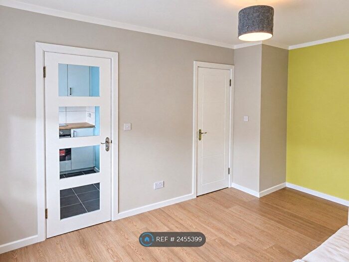 1 Bedroom Flat To Rent In Windsor Court, London, N11