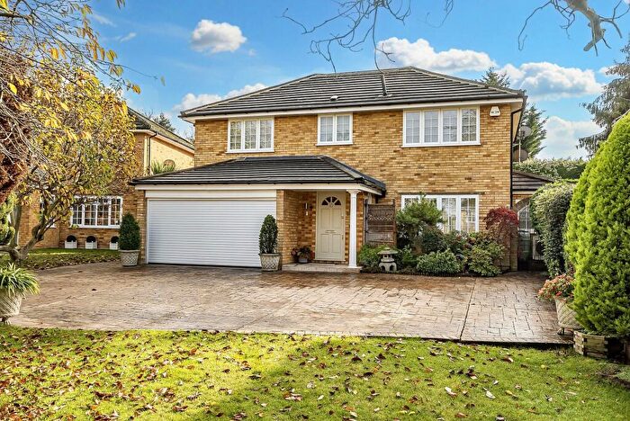 4 Bedroom Detached House For Sale In Blades Close, Leatherhead, KT22