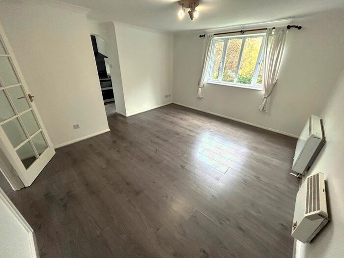2 Bedroom Flat To Rent In Chipstead Close, Sutton, SM2