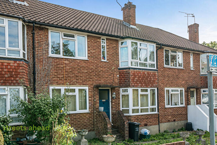 2 Bedroom Apartment For Sale In Grange Road, London, SE19