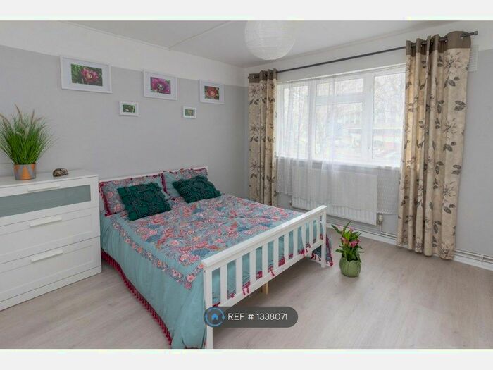 2 Bedroom Flat To Rent In East Street, London, SE17
