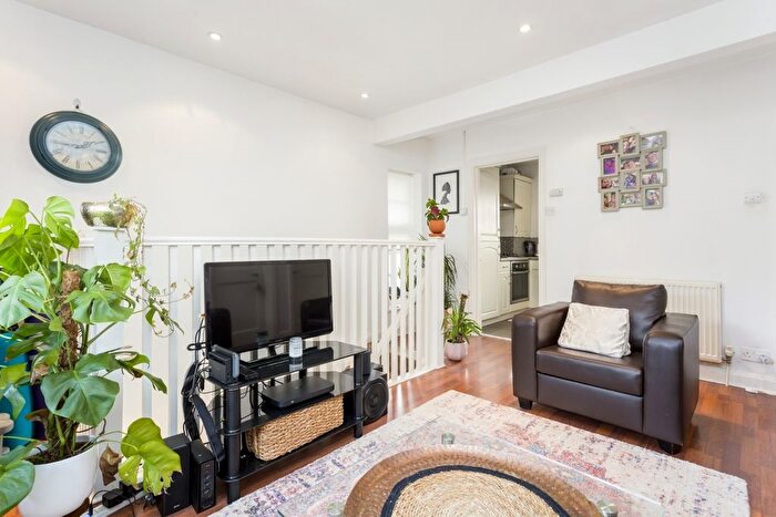 2 Bedroom Maisonette To Rent In Neale Close, London, N2