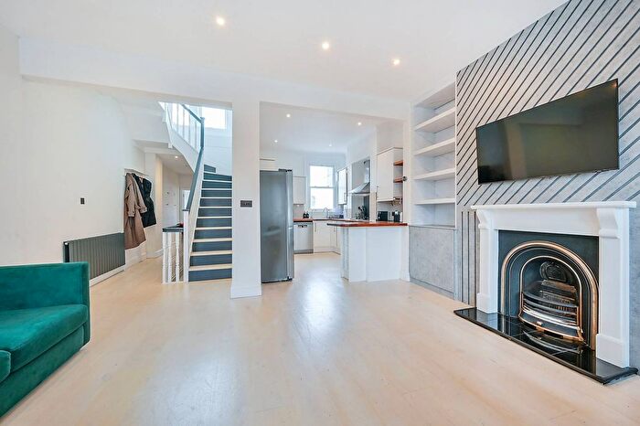 2 Bedroom Flat To Rent In Oxford Road South, Chiswick, London, W4