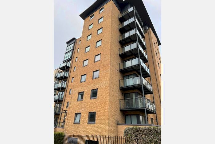 2 Bedroom Flat To Rent In Regents Court, Victoria Way, Woking, GU21