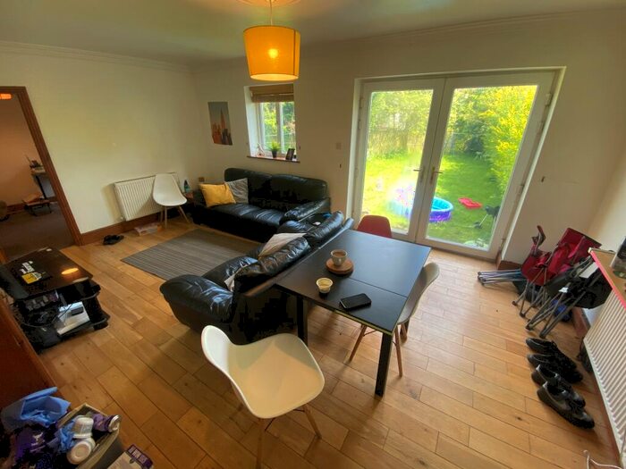 6 Bedroom House To Rent In Hollin Mount, Leeds, LS16
