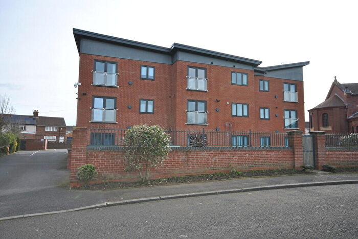 3 Bedroom Apartment To Rent In Firth Crescent, New Rossington, DN11