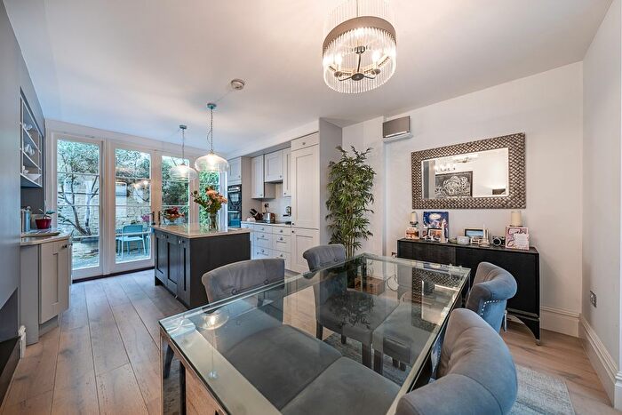 3 Bedroom Flat To Rent In Warwick Square, London, SW1V