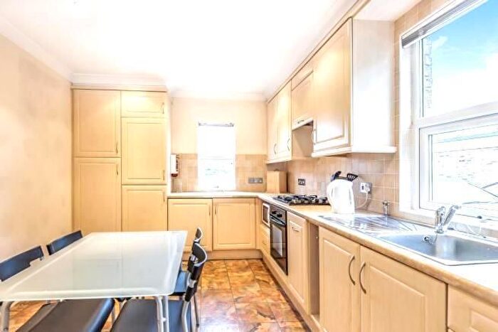 2 Bedroom Flat To Rent In Richmond Crescent, Staines, TW18