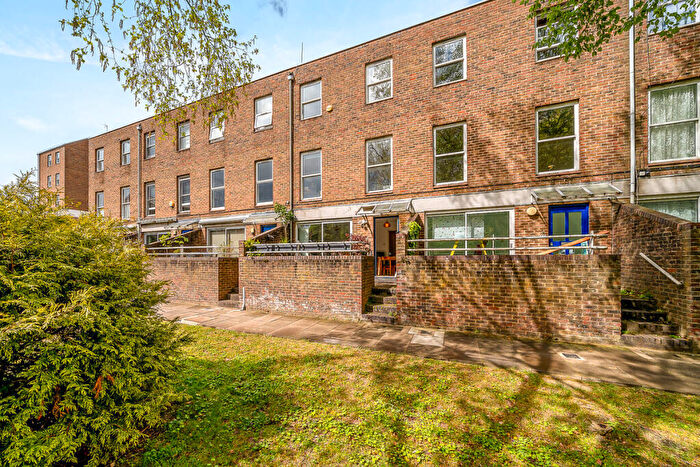 4 Bedroom Terraced House For Sale In Christchurch Square, Hackney, E9