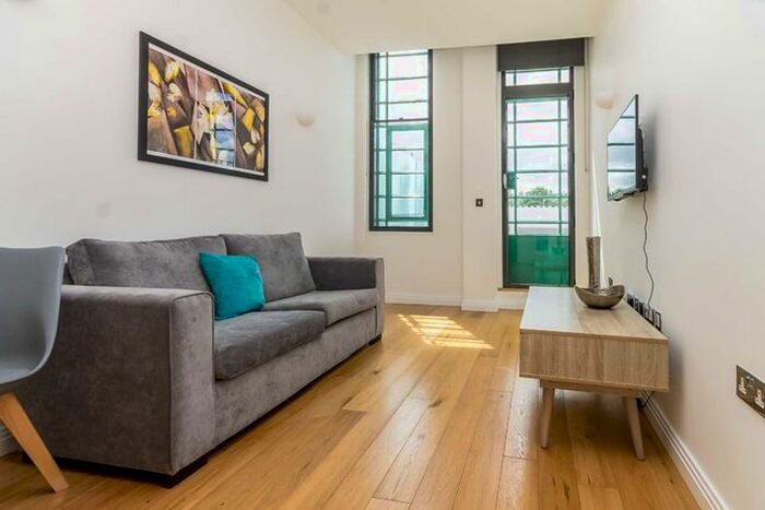 1 Bedroom Flat To Rent In Western Avenue, Perivale, Greenford UB6