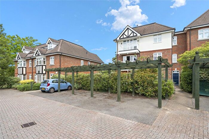 3 Bedroom Flat For Sale In Balfour Road, Weybridge, Surrey, KT13
