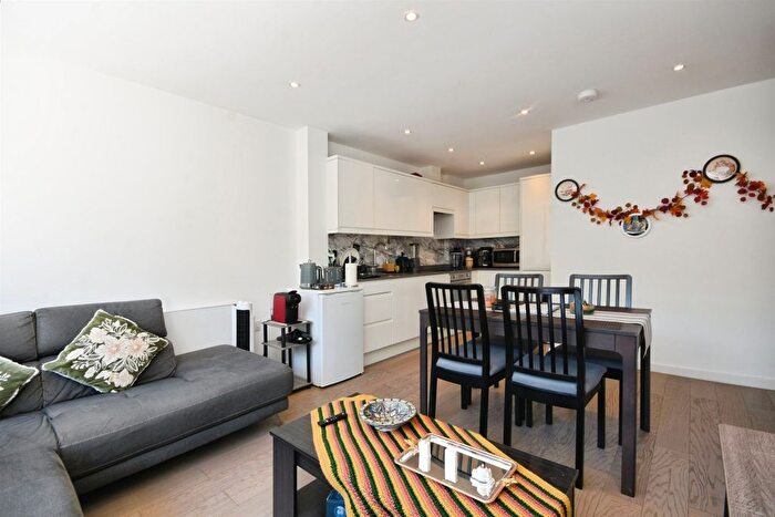 2 Bedroom Flat For Sale In Hubert Road, Brentwood, CM14