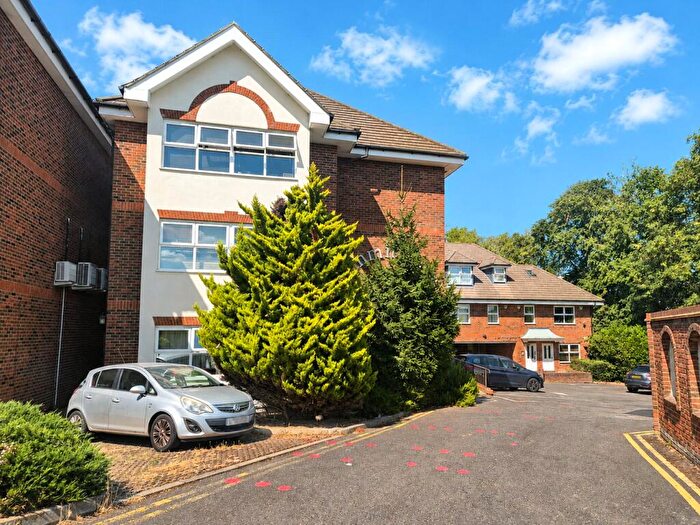 2 Bedroom Apartment For Sale In Moon Lane, High Barnet, EN5
