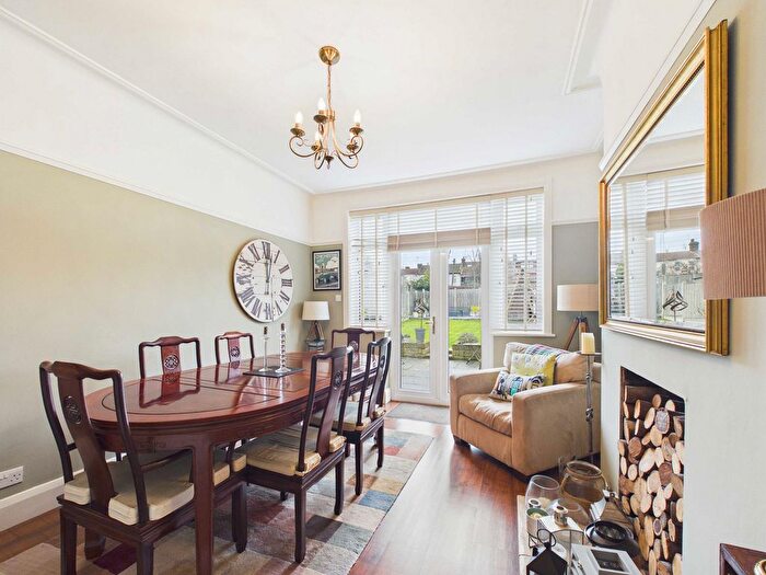 3 Bedroom Semi-Detached House For Sale In Ambleside Drive, Southend-On-Sea, SS1 - Photo 6