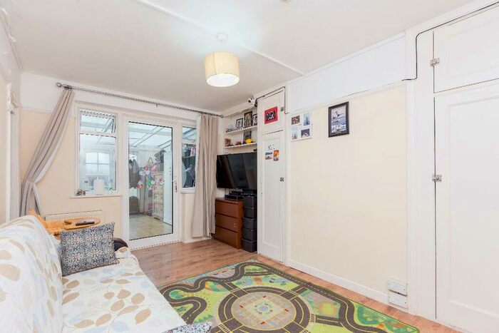 2 Bedroom Ground Maisonette To Rent In Station Close, London, N3