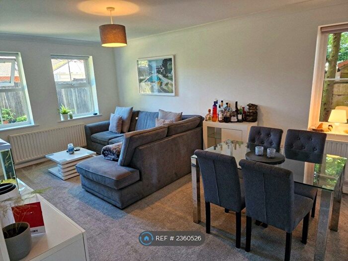 2 Bedroom Flat To Rent In Deanfields Court, Southampton, SO18