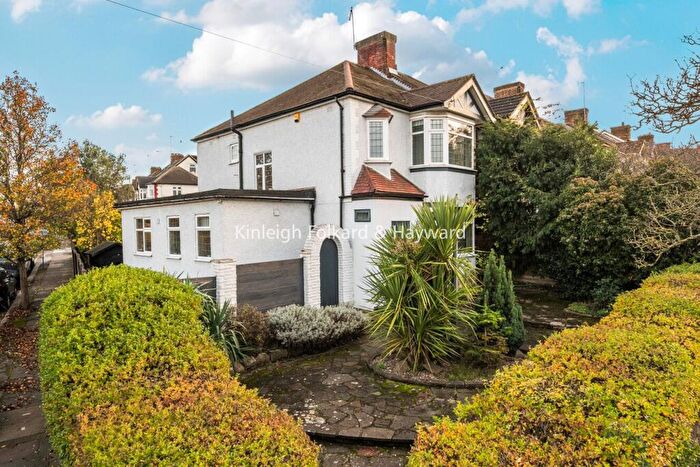 3 Bedroom House For Sale In Waterfall Road, London, N11