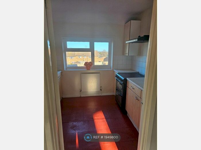 2 Bedroom Flat To Rent In Cheddar Avenue, Westcliff-On-Sea, SS0