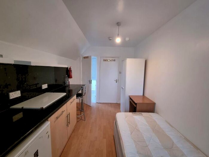 Studio To Rent In Station Road, Winchmore Hill, London, N21