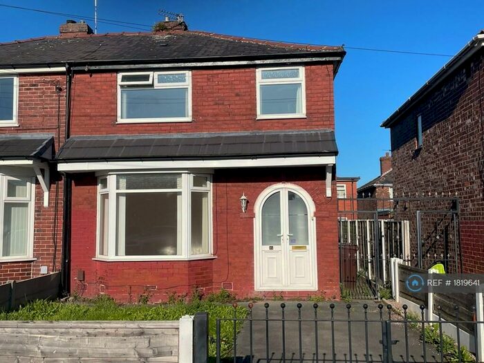 3 Bedroom Semi-Detached House To Rent In Ruskin Road, Droylsden, Manchester, M43