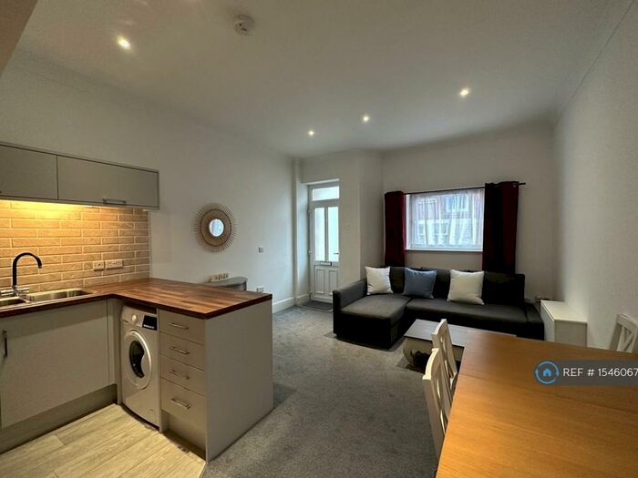 2 Bedroom Flat To Rent In Mill Hill Road, Cowes, PO31