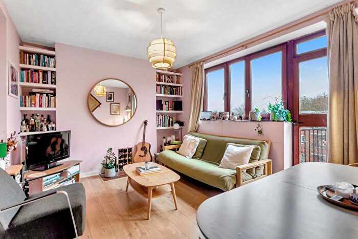 2 Bedroom Flat For Sale In Shakspeare Walk, London, N16