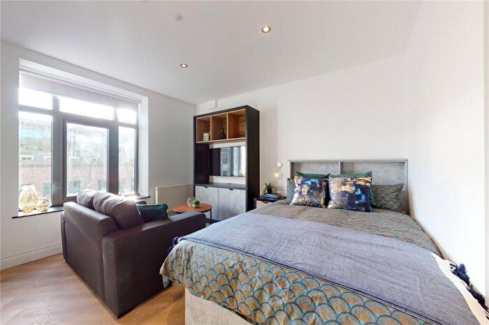 Apartment To Rent In Apt, South Parade #, LS1