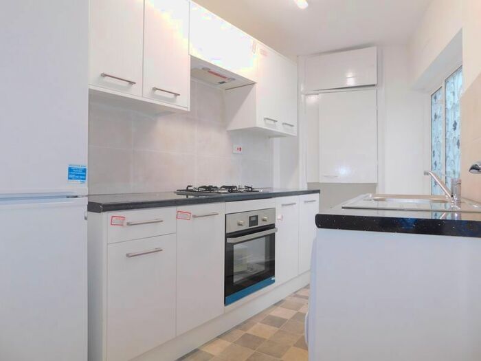 2 Bedroom Flat To Rent In Royal Parade, London, W5