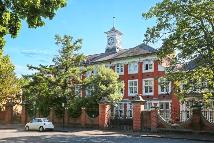 1 Bedroom Apartment For Sale In Marianne Close, London, SE5